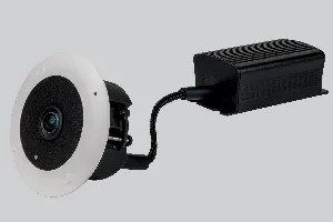 Con un diseño compacto, esta cámara con ‘ojo de pez’ cumple con el estándar ONVIF, de forma que permite a los usuarios trabajar con las soluciones del proveedor que prefieran. La germana Dallmeier presenta su nueva cámara MDF5450HD-DN perteneciente a la serie 5000, con la cual busca ofrecer un reconocimiento de objetos gracias a funcionalidades de inteligencia artificial de primer nivel. Esta cámara ofrece muy buenos resultados cuando se encuentra con una conexión de baja velocidad, gracias a la codificación de vídeo H.265 que le permite exhibir una resolución de 2.880×2.880. Este codificador por hardware permite reducir el consumo de datos hasta un 50% en comparación con el H.264, a la par que mantiene la misma resolución y calidad de imagen. Si lo combinamos con los sistemas de grabación de Dallmeier, facilita una reducción sustancial tanto del uso de la red como del espacio de almacenamiento. Cuenta con un sensor de 8 Mpx con el objetivo en forma de ‘ojo de pez’, y su formato compacto permite instalarla en los espacios más constreñidos. Si la comparamos con los modelos convencionales, la nueva MDF5450HD-DN de Dallmeier ofrece importantes ventajas en términos de discreción, espacio requerido para su funcionamiento, y flexibilidad gracias a los dos encapsulados separados para el codificador y el sensor. Tecnología en las nuevas cámaras Integrada en el codificador de esta cámara con ‘ojo de pez’, disponemos de tecnología de redes neuronales, las cuales son instrumentales para la producción de una clasificación de objetos de alta calidad. Con una breve fase de aprendizaje hay más que suficiente para permitir un uso más efectivo de las funciones automatizadas para el análisis del vídeo, como la lossless o el tracking múltiple de audio. El soporte ONVIF (Perfil S) facilita la integración de este modelo en sistemas VMS de terceras partes. Con ello, se asegura un procesamiento correcto del vídeo cuando este es gestionado por software de terceras partes. También gracias a esto, el usuario se libera de depender de un sólo proveedor de soluciones, ya que puede utilizar la que le proporcione más ventajas o que se adapte a los requisitos concretos de su aplicación.