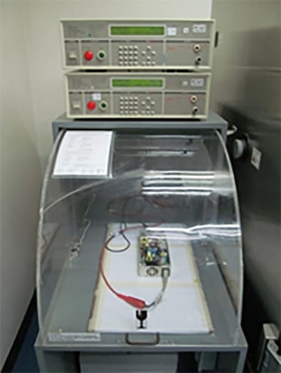 Figura 3: Una configuración típica de pruebas de rigidez dieléctrica de producción automatizada, cortesía de Advanced Energy.