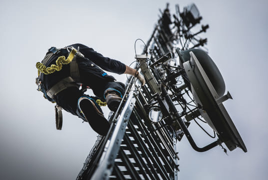 La importancia de las telecomunicaciones en la instalación de redes inalámbricas y fibra óptica